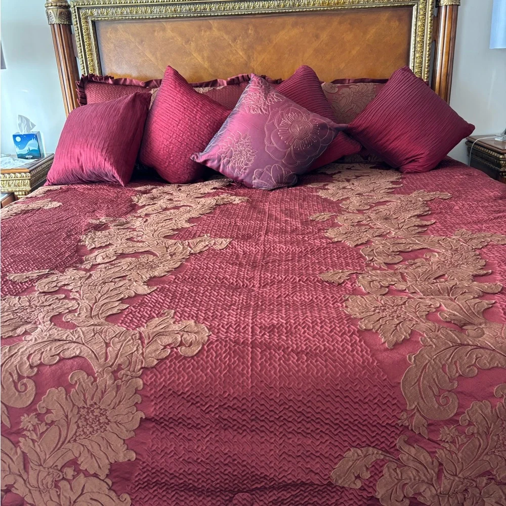Elegant Burgundy and Gold Bedding Set